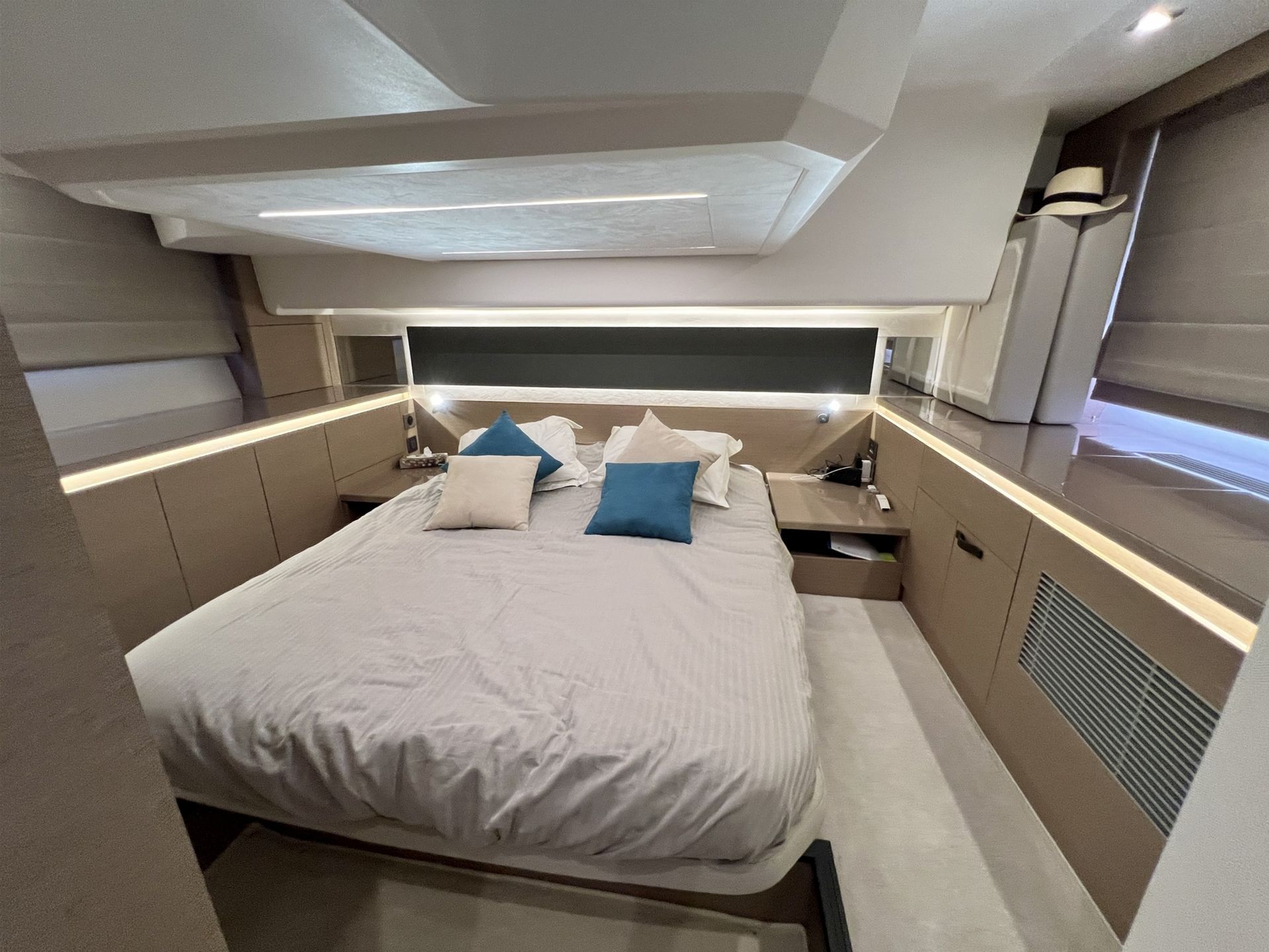 slider 7 Prestige Yachts Prestige 420 Fly